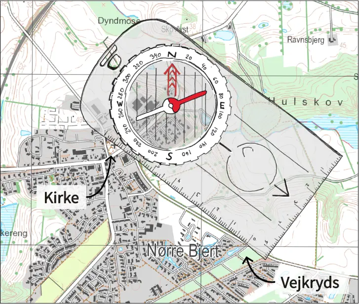 Kompasretning udtaget fra et kort – fra kirke til vejkryds
